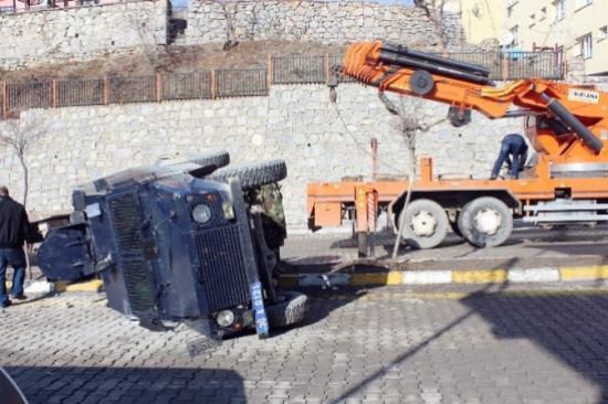 Hakkari'de Zırhlı Araç Devrildi: 1 Yaralı