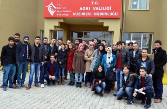 Ağrılı Öğrenciler Huzur Evi Sakinlerini Ziyaret Etti