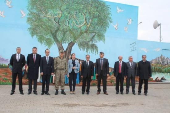 Vali Tapsız İle Protokol Üyeleri Elbeyli Konteyner Kentini Ziyaret Etti