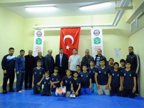 Darende Spor Güreşçilerine Malzeme Yardımı