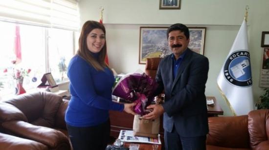 Başkan Öztürk'ten Seçilmiş Kadınlara Çiçek