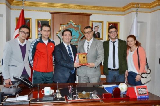 İşitme Engelli Sporculardan Başkan Yazgı'ya Teşekkür Plaketi