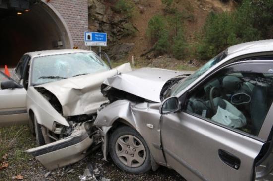 Doğum Yapmakta Olan Eşini Hastaneye Getirirken Kaza Yaptılar