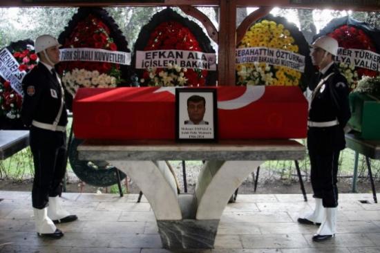 Şehit Polisin Cenazesi Toprağa Verildi