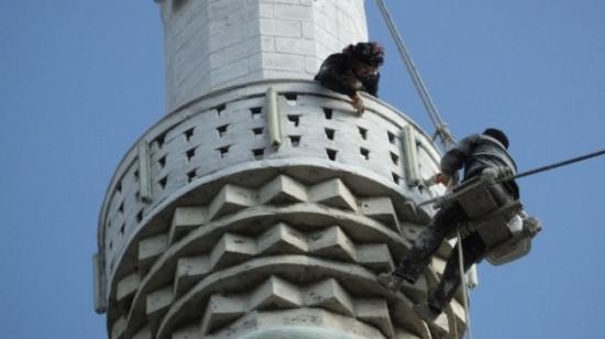 Kadın Boyacı Minare Tepesinde Ekmek Parası Kazanıyor