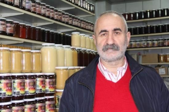 Rizeli Turizmciden Kraliçe 2. Elizabeth'e Anzer Balı