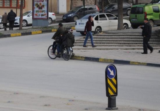 Bisiklette 4 Kişilik Tehlikeli Yolculuk
