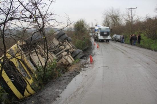 Alaplı'da Taş Yüklü Tir Devrildi