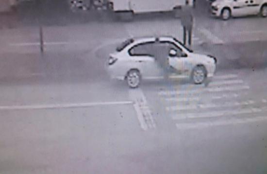 Yolun Karşısına Geçerken Otomobil Çarptı