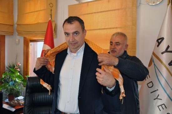 Başkan Gençer'e Deveci Poşusu Hediye Ettiler