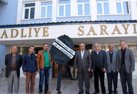 Chp'nin Çelenk Bırakma Eylemi