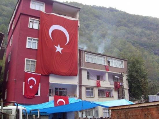 Artvin Şehidine Ağlıyor