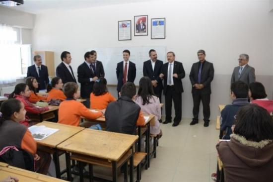 Başkan Canural Yıllar Önce Mezun Olduğu Okulunu Ziyaret Etti