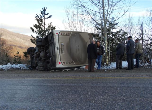 İşçileri taşıyan midibüs devrildi 20 yaralı
