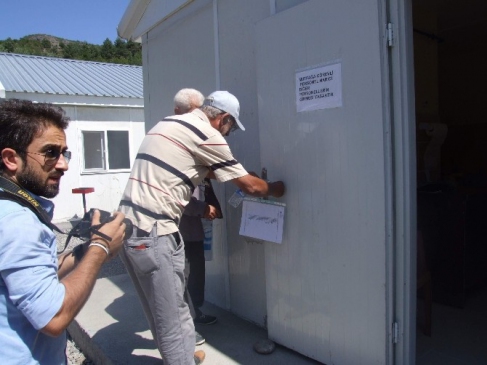Danıştay'ın “Yürütmeyi Durdurma” Kararını Hes Şirketinin Şantiye Binasına Astılar