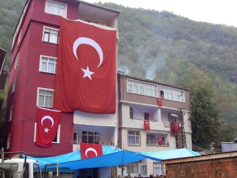 Artvin Şehidine Ağlıyor