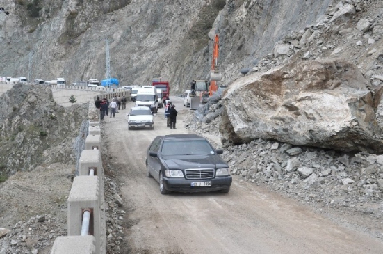 Artvin-Erzurum Karayolunda Heyelan