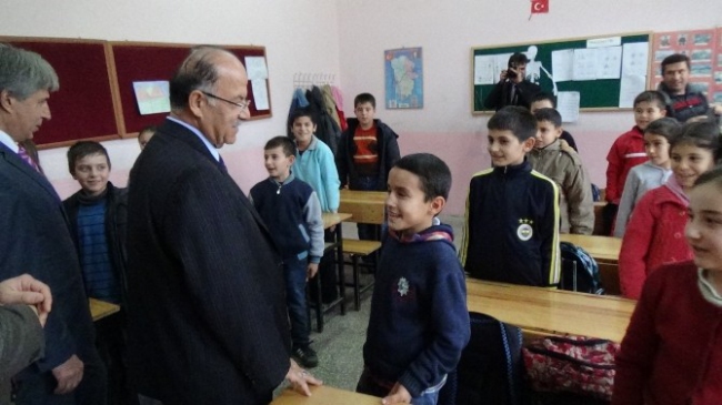 Vali Kolat Ahılı İlköğretim Okulunda İncelemelerde Bulundu