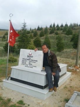 ''arkadaşıyım'' Dedi Mezarını Ziyaret Etti Sonra Da Şehit Ailesini Dolandırdı