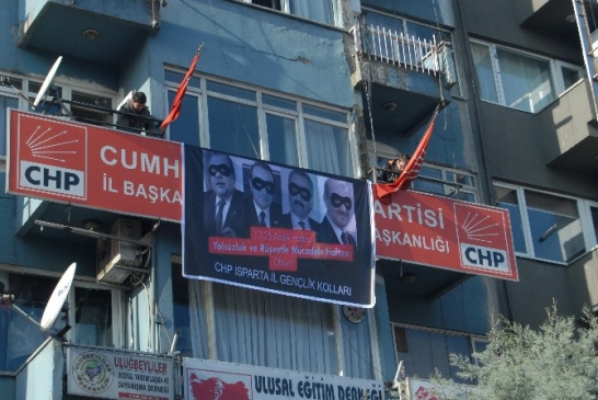 CHP'nin Pankartı Kaldırıldı