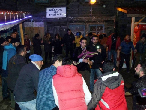 Yeni Yıla Ayder Yaylası'nda Horon Oynayarak Girdiler