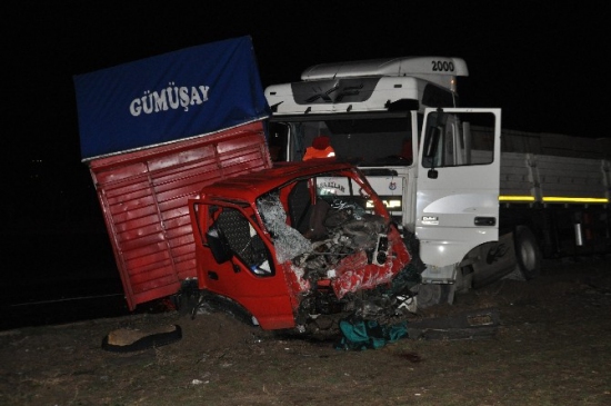 Tir İle Kamyonet Çarpıştı 1 Ölü 2 Yaralı