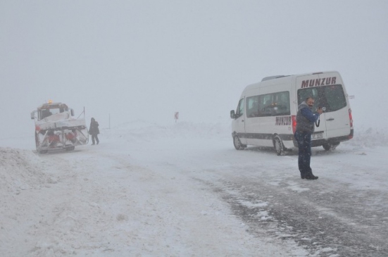 Tunceli'de Kar Yağışı Hayatı Olumsuz Etkilemeye Devam Ediyor