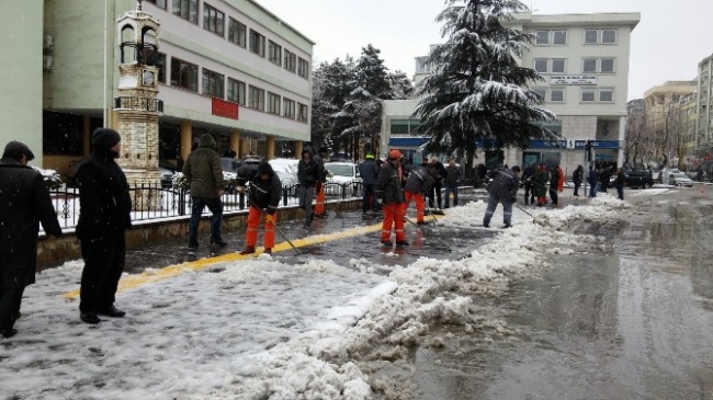 Niğde Belediyesi Kar Temizleme Çalışmalarını Sürdürüyor