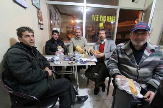 Bayburt Belediyesi Zabıta Ekipleri Mahsur Kalan Tir Şoförlerine Yemek Dağıttı