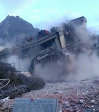 İş Makinesinin Çöken Binanın Altında Kaldığı An