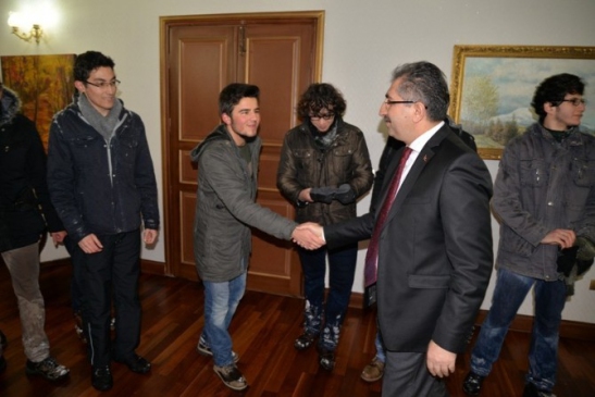 Bolu Valisi ''Kartopu Oynayalım'' Tweeti Atan Öğrencileri Ağırladı