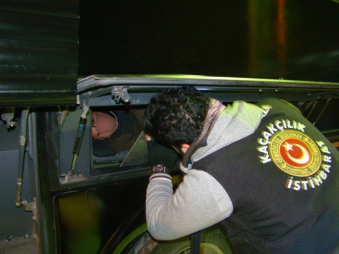 Otobüsün Bagajındaki Gizli Bölmeden 4 Kaçak Göçmen Çıktı