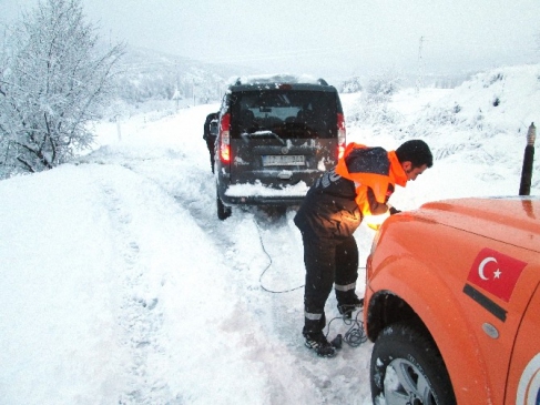 Karda Mahsur Kalan 8 Kişiyi AFAD Ekipleri Kurtardı