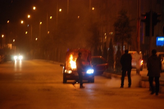 Kırmızı Işıkta Otomobil Alev Aldı