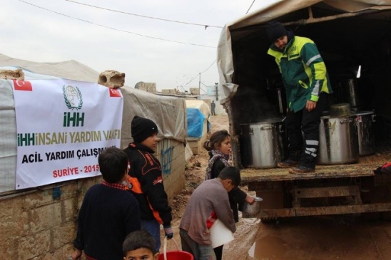 İHH'dan Kamplarda Yaşayan Suriyelilere Sıcak Yemek