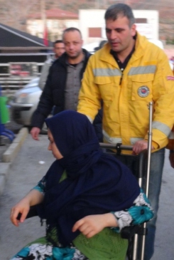 Ayağına İğne Batan Afgan Kadın Hastanelik Oldu