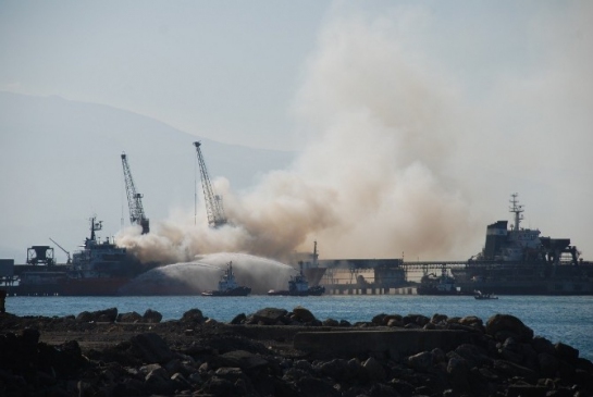 İskenderun'da Saman Yüklü Gemi Yanıyor