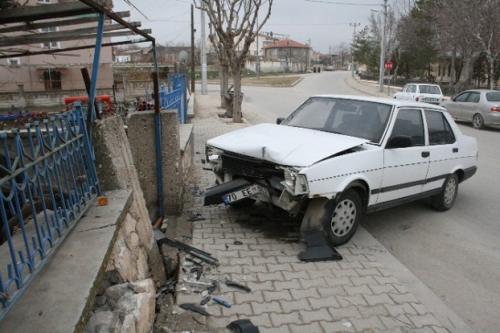 Kontrolden Çıkan Otomobil Duvara Çarptı
