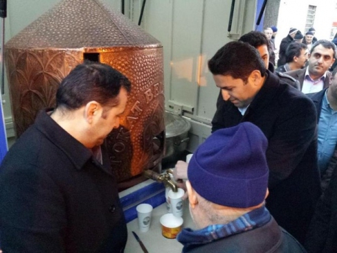 Vatandaşa Camide Sıcak Süt İkramı