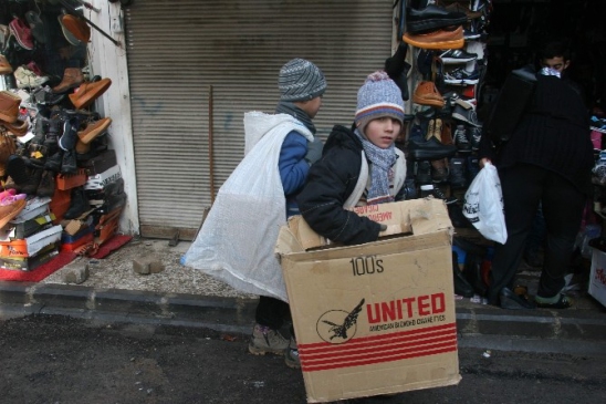 Suriyeli Çocuklar Sobada Yakmak İçin Karton Topluyor