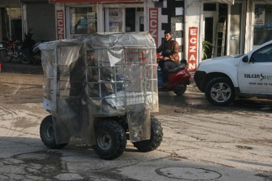 Soğuktan Korunmak İçin Motosikletine Naylon İle Koruma Yaptı