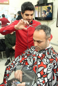Tıraş Olurken Akıllı Telefonlarıyla Oyun Oynuyorlar