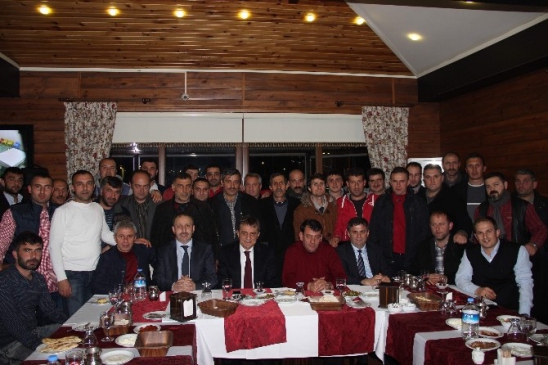 Başkan Sağıroğlu Karla Mücadele Ve Asfaltlama Ekiplerine Yemek Verdi