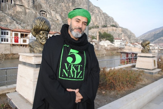 Yaşar Alptekin Geç Saatte Cübbe Ve Sarıkla Dolaşınca Şikayet Edildi