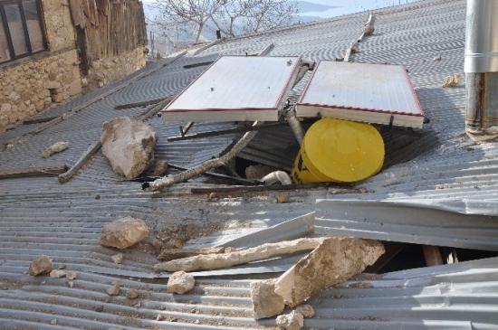 Evin Üzerine Kaya Parçaları Yağdı