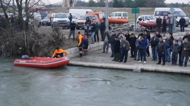 Otomobille Nehre Uçtular