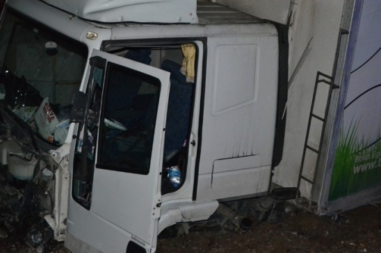 Lastiği Patlayan Kamyon Bahçeye Uçtu