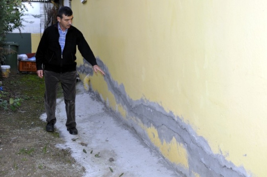 (Özel Haber) Yalova'da Toprak Kayması Evlerin Duvarını Çatlattı