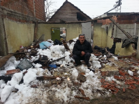 (Özel Haber) Yoğun Kar Yağışı Düzce'de Bir Kişiyi Evsiz Bıraktı