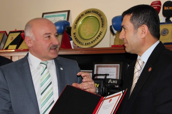 Temad Kırşehir Şubesinden Ahi Tv Genel Müdürü Acer'e Ödül